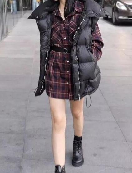 冬天时尚白色羽绒马甲穿搭,时尚百搭高档羽绒马甲穿出气质