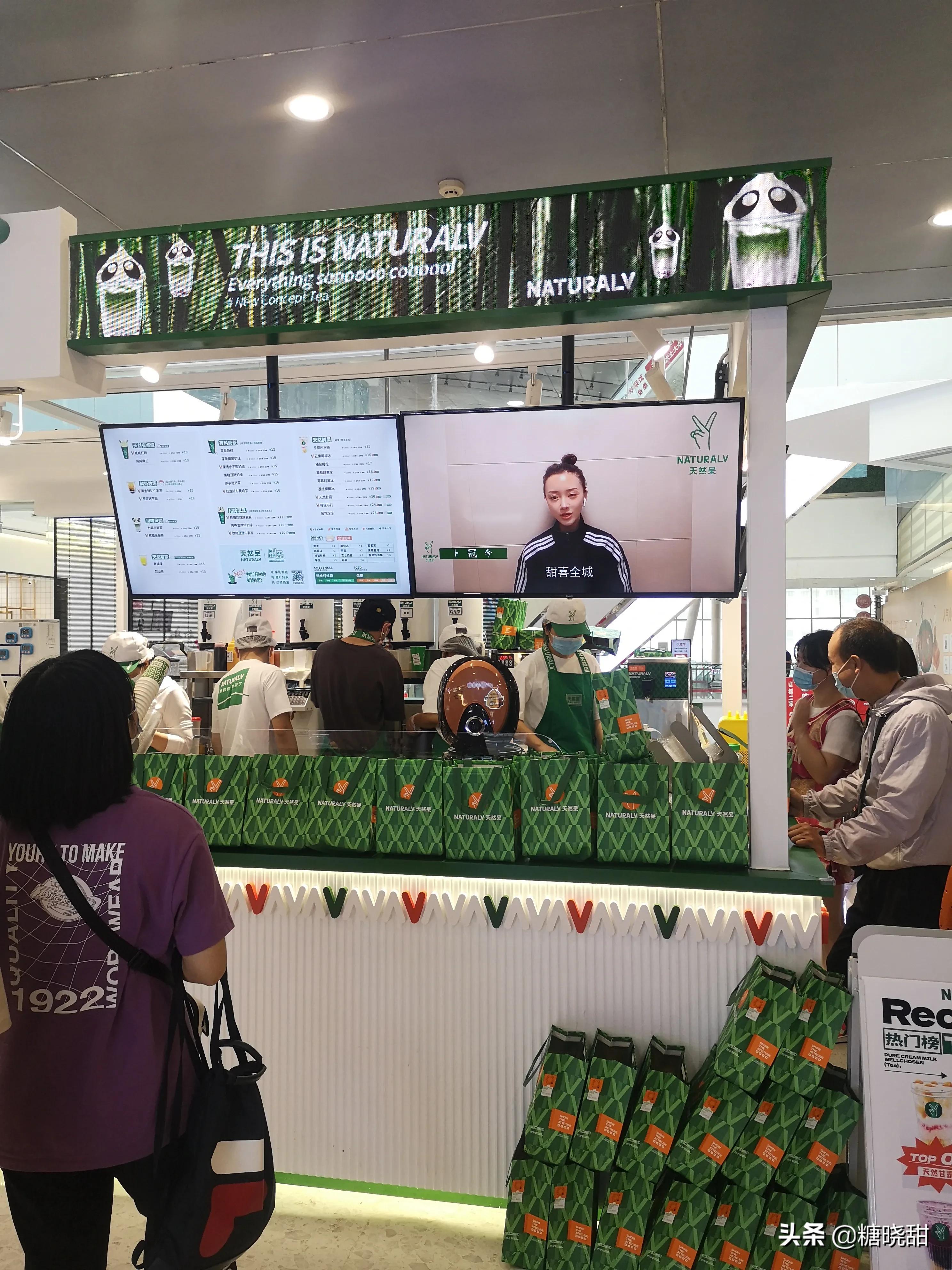 关晓彤奶茶店网红探店,大logo探店关晓彤奶茶店