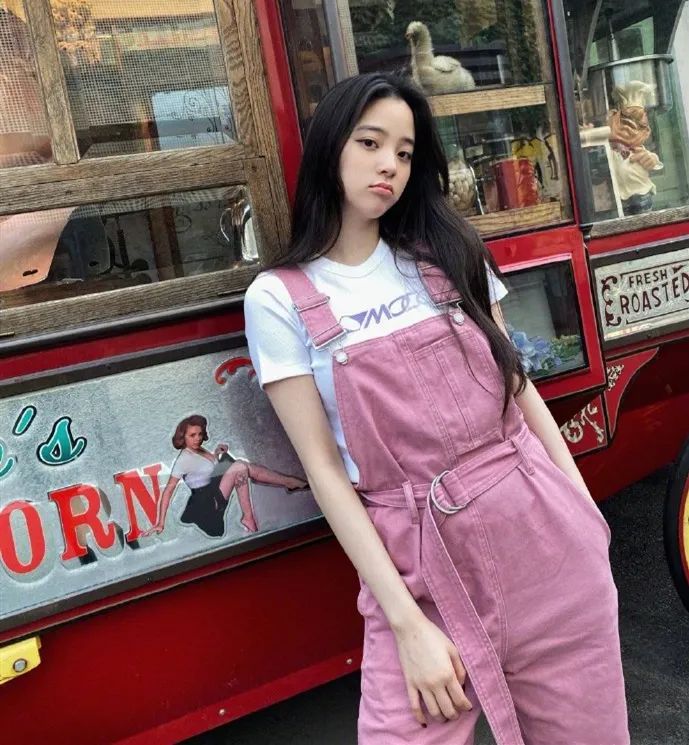 穿背带裤感觉松松垮垮的,穿背带裤显人厚该怎么弄