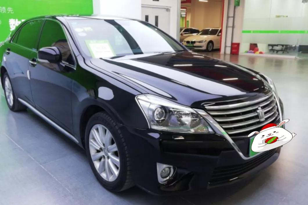 13代半丰田皇冠还值得买么,13代皇冠跟13代半皇冠有什么区别