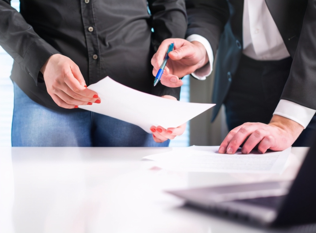 人是被左右的动物坚持独立思考,人是一种理性又感性的动物