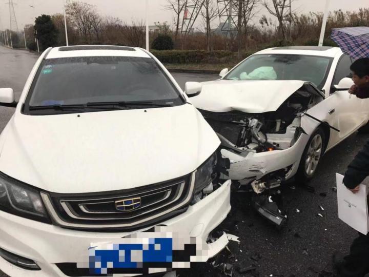 4s店服务顾问好还是保险理赔好,4s店代办保险需要注意什么