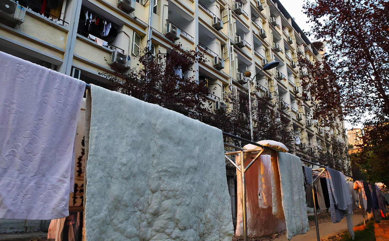 盘点大学生晒被子的搞笑瞬间,大学生花式集体晒被子