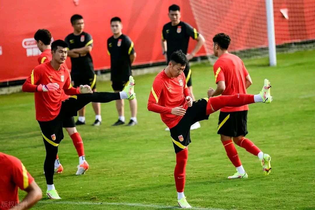 蒿俊闵国家队犯规任意球,蒿俊闵能踢前腰吗