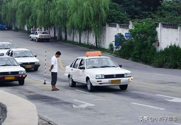 科目二手动挡坡道起步熄火往后倒,科目二坡道起步熄火溜车后怎么办