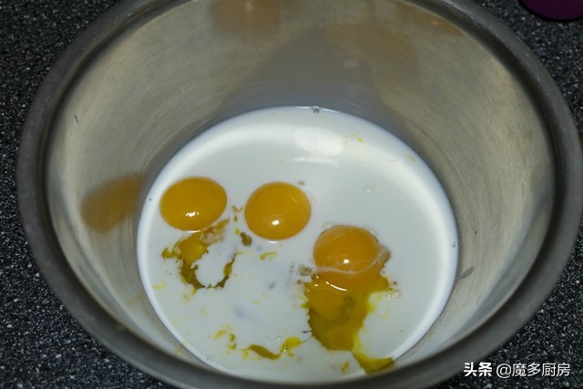 这才是电饭锅蛋糕正确的做法,用300g蛋糕预拌粉做电饭锅蛋糕