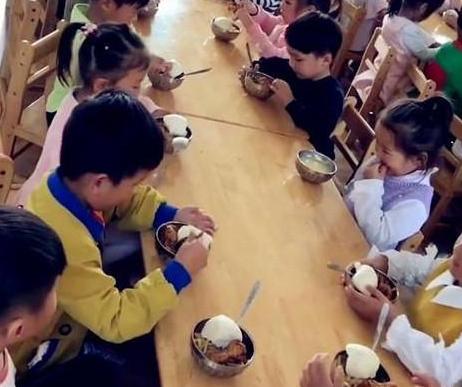 妈妈突袭幼儿园拍下幼儿园午餐,妈妈突然突袭幼儿园