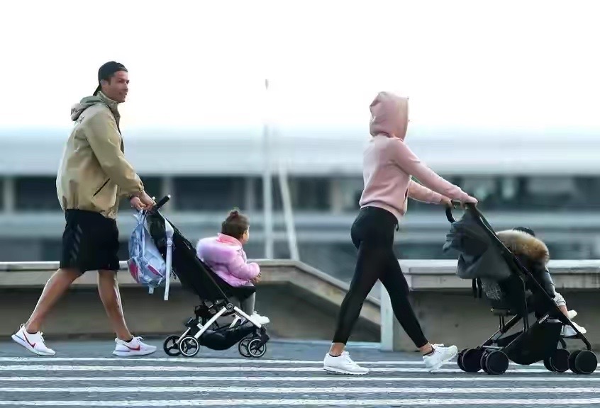 c罗亲子装,c罗居家训练大秀身材