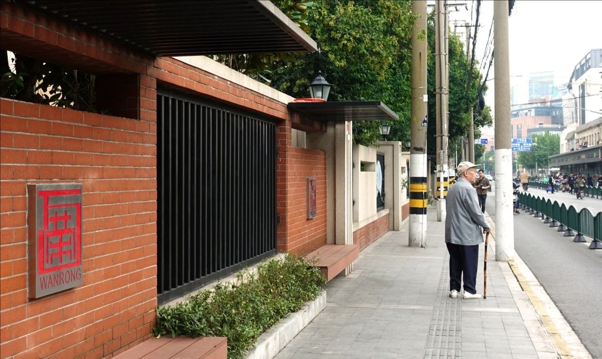 变美、变慢、变温柔,彭浦镇25条街集体宜人化是怎么做到的