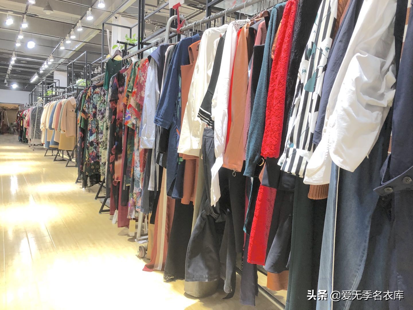 品牌衣服折扣店的进货渠道,便宜衣服批发市场进货渠道