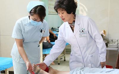 癫痫发作时可以用东西塞进嘴里吗,癫痫是否往嘴里放东西