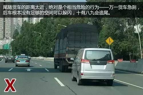 南昌一小车撞电动车视频,南昌电动车被撞两人死亡