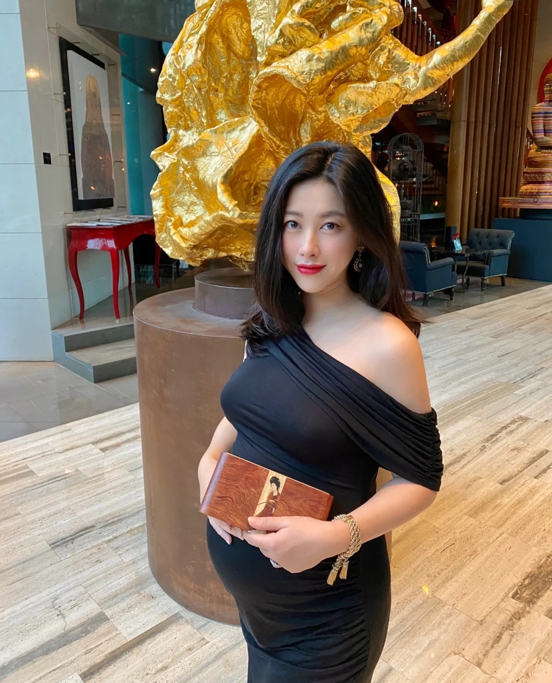 朱珠挺孕肚现身电视剧活动,朱珠亮相穿价值3万睡衣遮孕肚