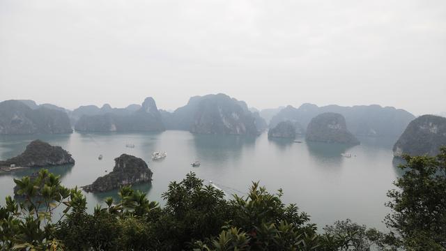 这里虽然风景如画人们生活的却很凄惨没日没夜的追着大船讨生活