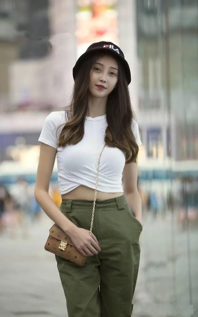 广东街头小姐姐，完美展现迷人的腰部，充满了女神的气息