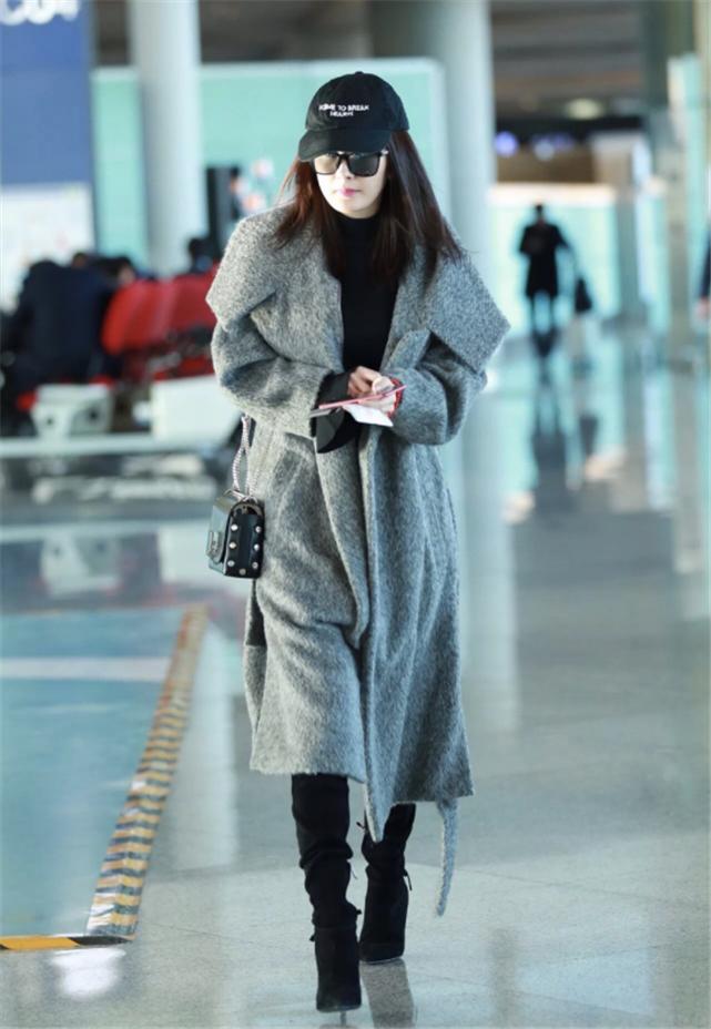 大衣阔腿裤今冬照着穿显瘦又洋气,阔腿裤搭配中长靴加羽绒服