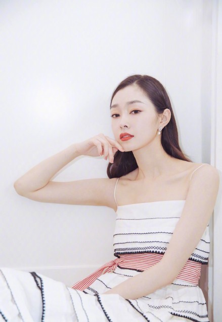 小楼又东风宋轶白色吊带裙,宋轶穿印花衣配运动裤秀身材