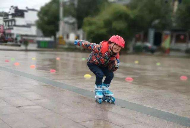 儿童过早学轮滑的危害,轮滑运动虽好但不建议儿童过早学