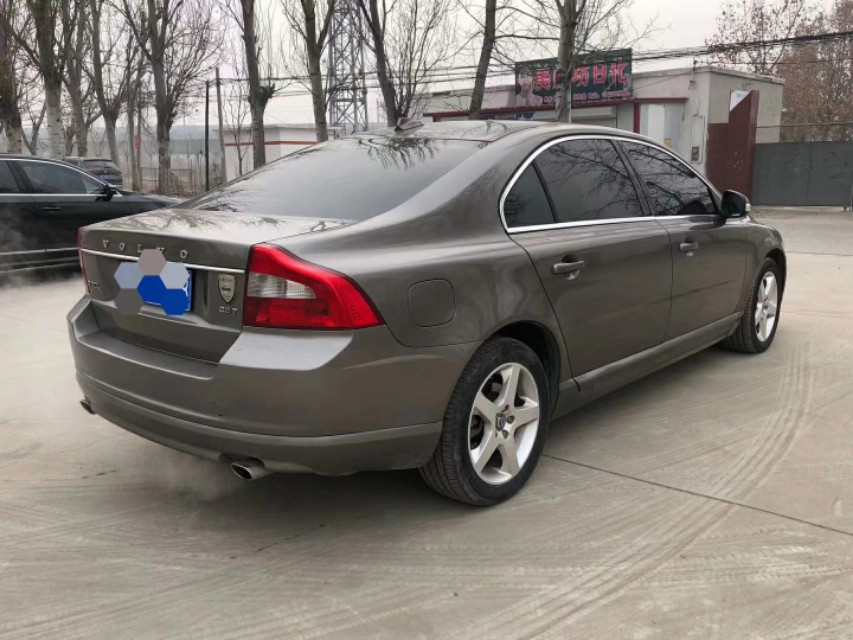 企业倒闭了，老板为了发工资把家里的沃尔沃S80卖了，等着车商来