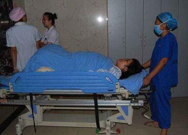 顺产生娃有多疼？看完丈夫拍的三张照片，不禁深思：母爱真伟大