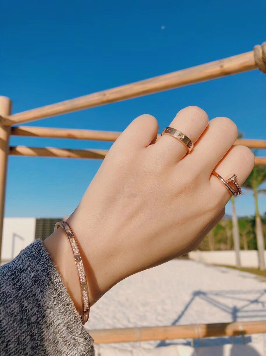 卡地亚满天星手镯哪国家最便宜 (卡地亚手镯满天星选宽版还是窄版)