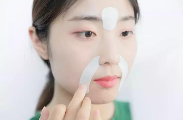 硬刚女皇龙妈也扛不住法令纹,2条沟壑让人心疼,贴一贴就消了