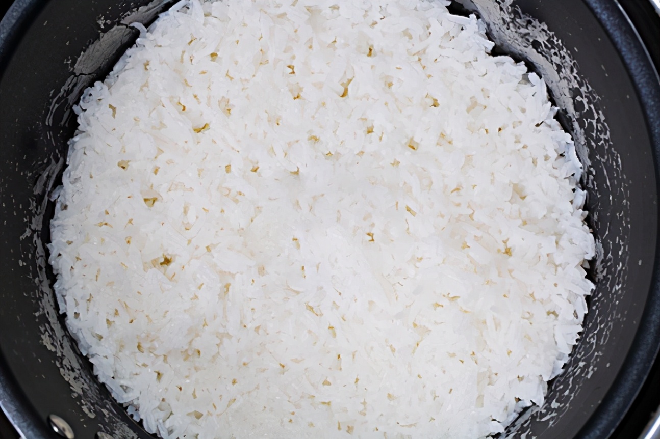蒸米饭不要再加水了,蒸米饭淘米后不要直接加水