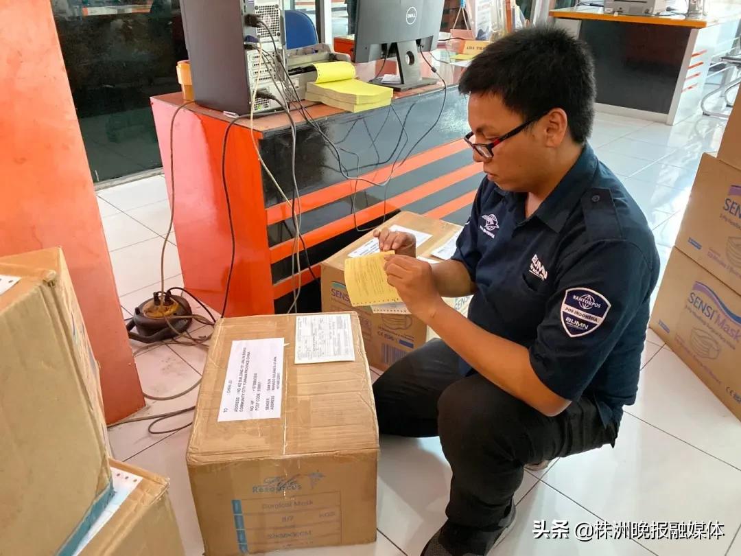 我不是“罩”王？从游客到“百万口罩采购员”，他的故事比电影精彩