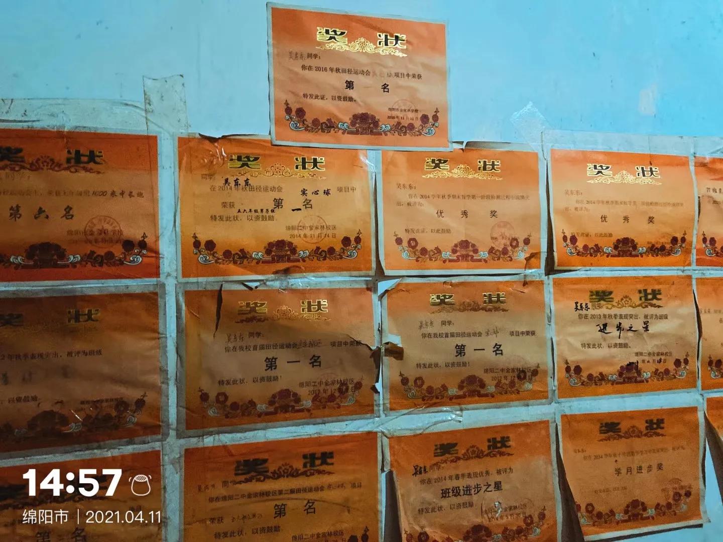 关爱身边人手抄报,关爱身边人