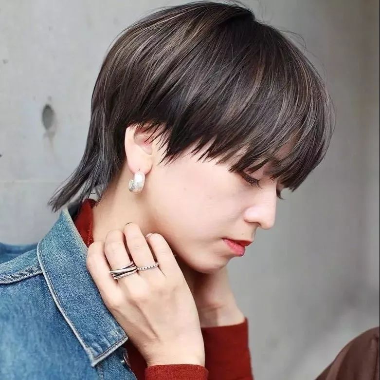 燕尾个性有型的短发,女士短发燕尾造型色彩搭配