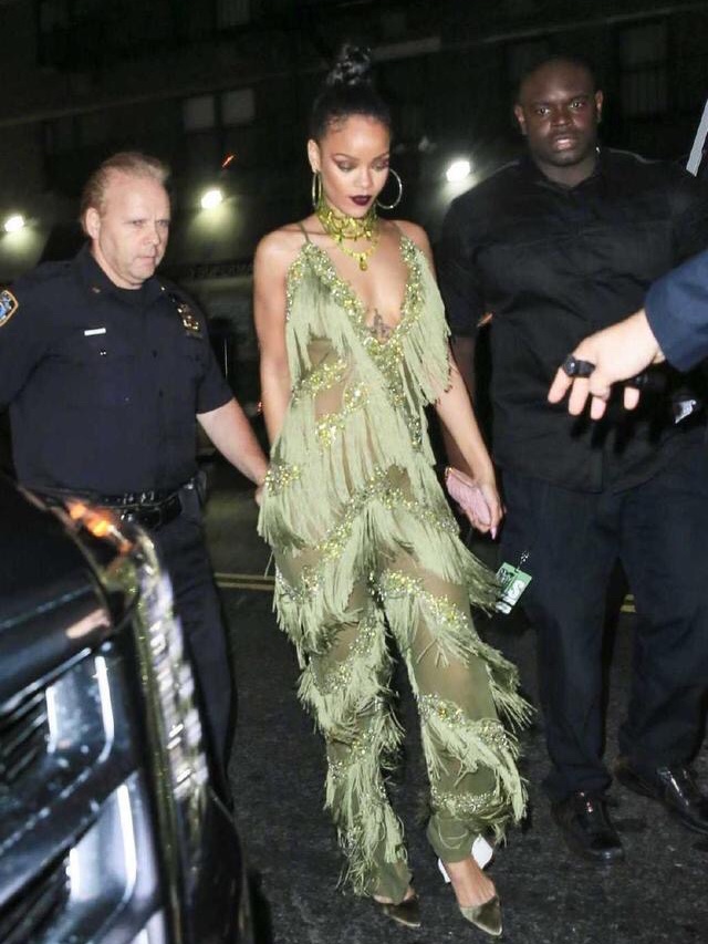 蕾哈娜穿大黄靴,雷哈娜粉色羽毛