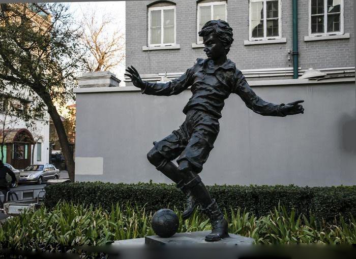 踢足球的好处和功效,踢足球的好处200字