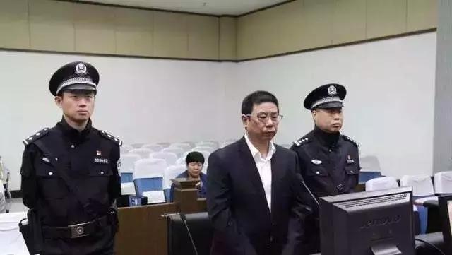 市长，你住的都不如科长，该换房了…要强的他被虚荣和贪欲推向深渊