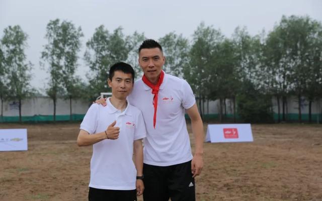 哀悼！中国足坛传来悲痛消息，他把余生献给足球，曼联送上致敬