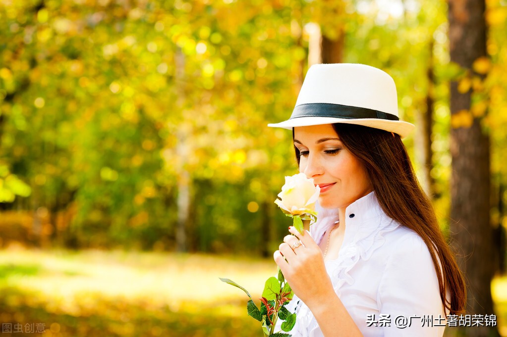 妈妈搂在怀里的花篮，是要带去修身堂的