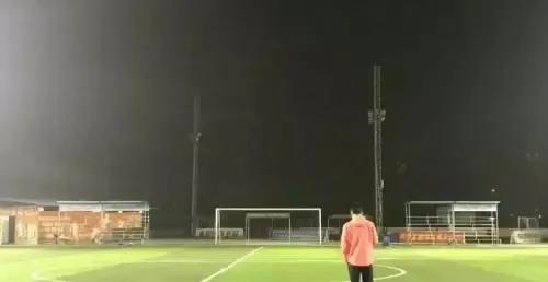 中国难道14亿人口就找不出十多个能踢好足球的人吗？