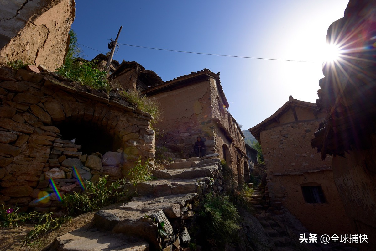 深山里的古村,深山的古朴村寨