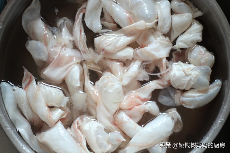 一条鱼就一个，十块钱炒一大盘，香辣软糯，解馋、美容一举两得