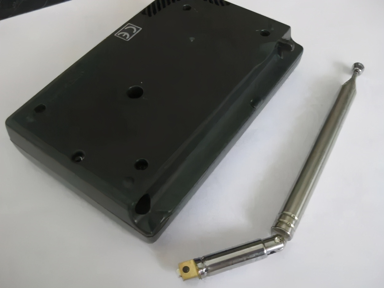 「火腿维修室」修复一台老式SONY收音机天线，他寻求大家的指导