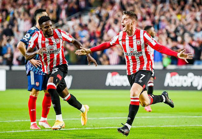 英超争四狂魔,英超最新战况利兹联对曼联