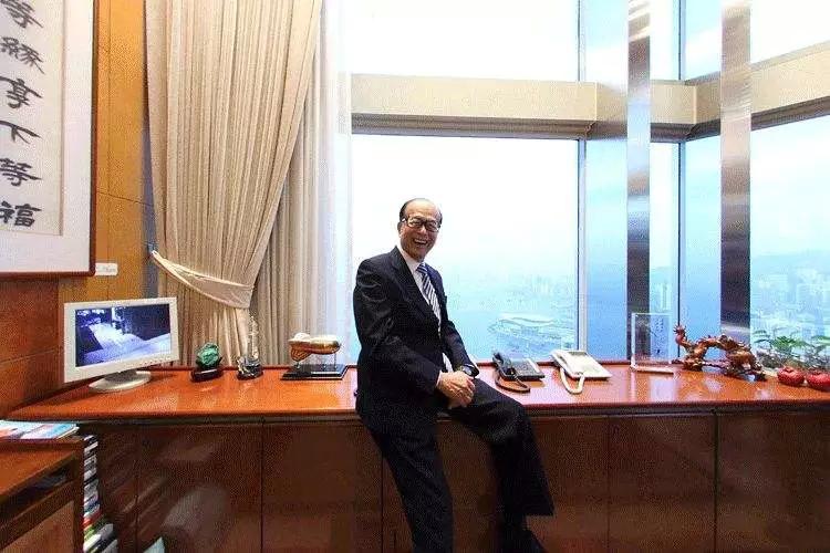 香港豪门最惨原配！生前帮贫穷小子成首富，死后还要被他利用？