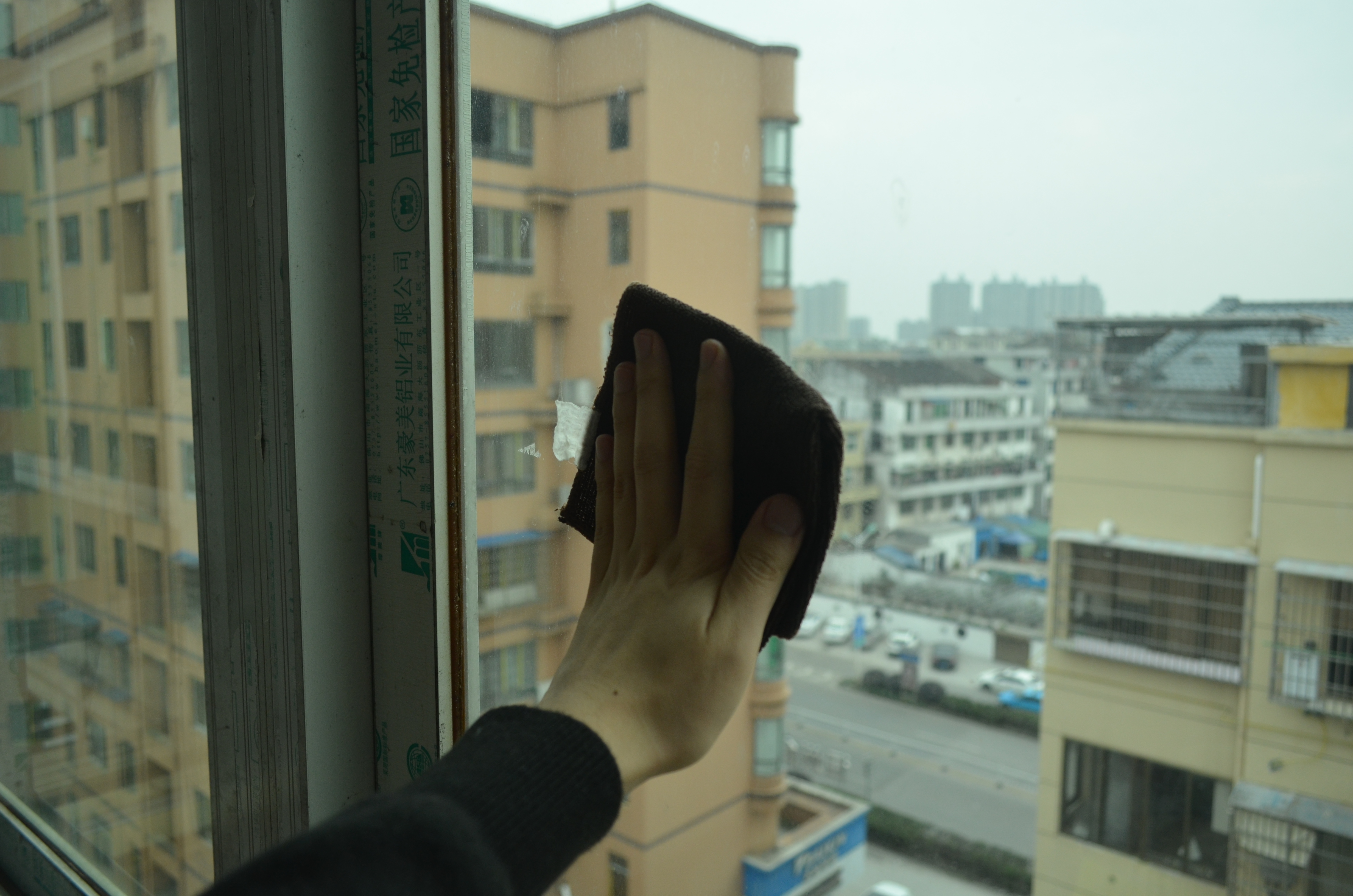 过年大扫除用这个擦玻璃很是方便,家里的玻璃脏了轻轻一擦就干净