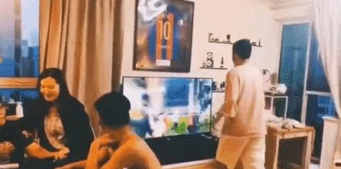 巴萨丢球搞小动作,巴萨布斯克茨假摔偷笑