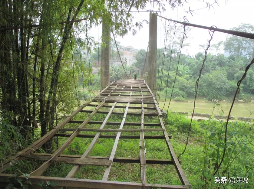 越南老兵重回当年战斗过的洞穴 (越南老兵回忆丛林战争)