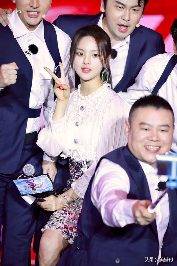 杨超越最新照穿搭,杨超越银灰挑染暗黑大片