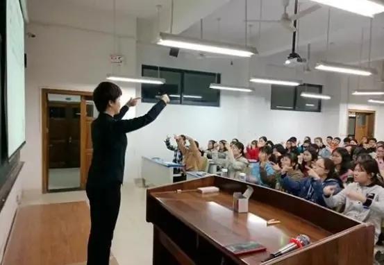 一个没有教养的孩子再聪明也没用,没有教养的父母生出没教养的孩子