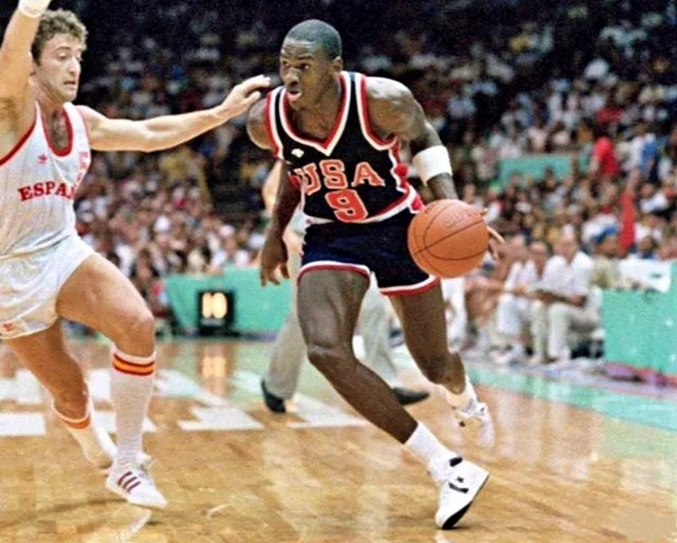 史上最贵的跑鞋冰火两重天,史上最贵的破二跑鞋