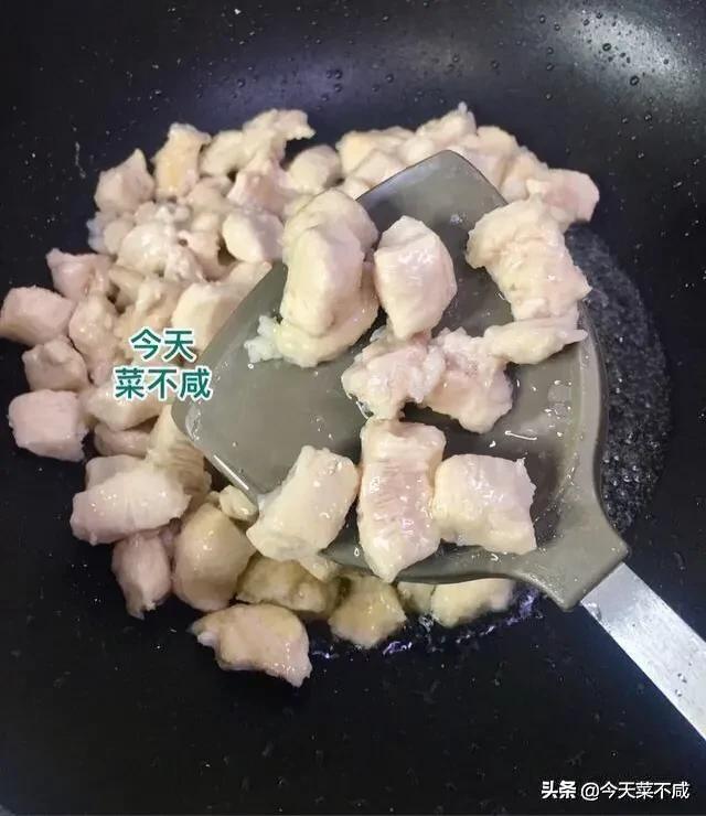 厨师长教你鸡肉、猪肉、牛肉的上浆秘籍，炒啥肉都鲜嫩爽滑还多汁