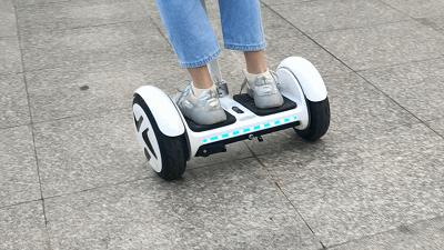 多种路面通过性强，试玩有酷炫灯效的乐行天下E3平衡车