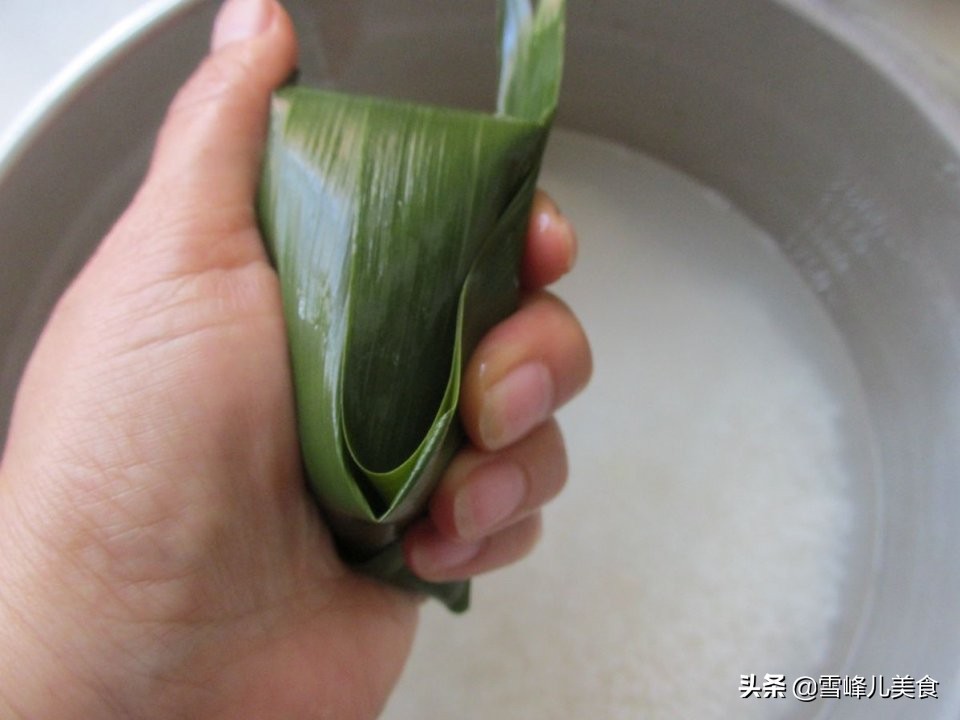 怎样包粽子简单而且不漏米又紧,怎样包的粽子好看又简单